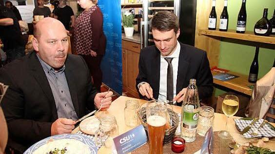 Stefan Müller (rechts) ließ sich die Heringe schmecken und teilte als Hauptredner auch ein wenig aus. Foto: Richard Sänger