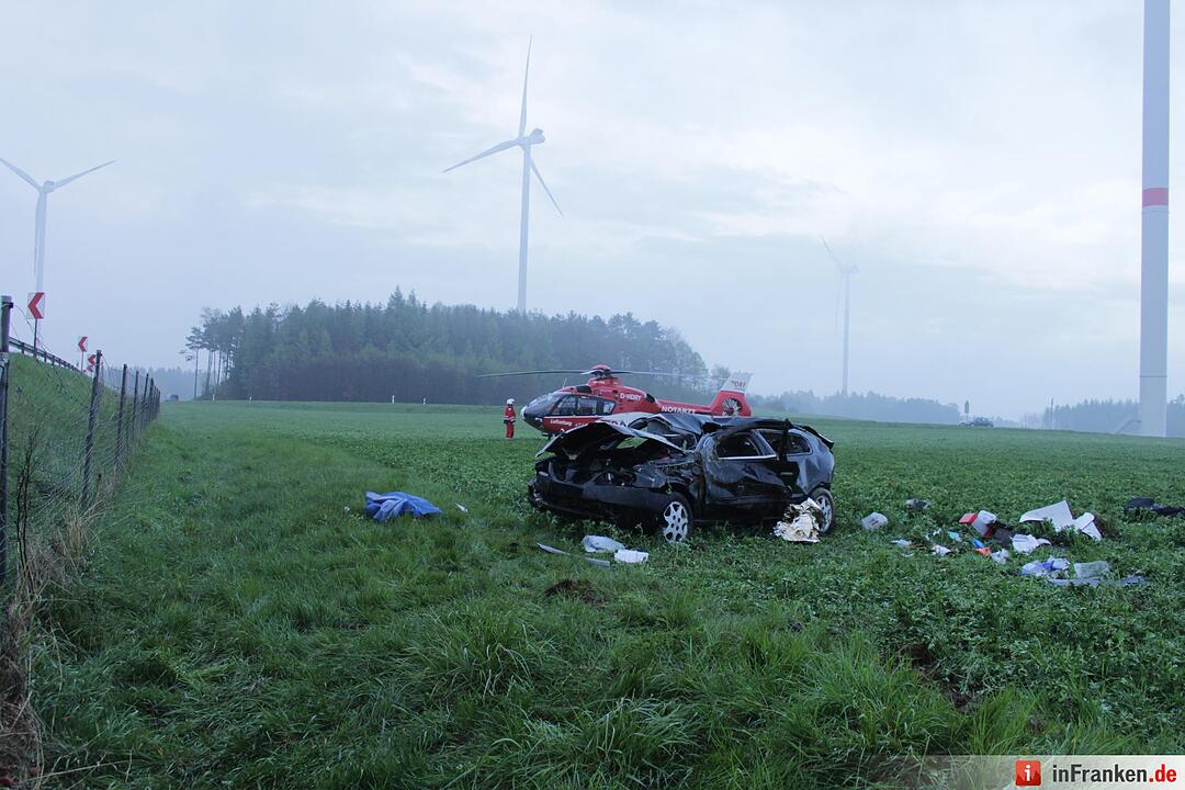 Starkregen sorgt für Abflug: Nissan schießt von Autobahn und landet drei Meter tiefer im Graben - Wagen überschlägt sich auf einer Strecke von 120 Metern mehrfach – Nissan bleibt völlig deformiert auf Wiese liegen – Fahrer eingeklemmt und schwerst verletzt – Polizei sucht nach Unfallzeugen