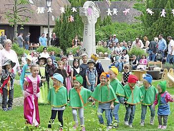 Schneewittchen und die sieben Zwerge: Zum Sommerfest der Klosterknirpse wurden unter anderem Szenen aus Märchenbüchern farbenfreudig in Szene gesetzt.  Foto: Klaus Oelzner