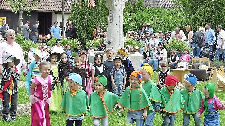 Schneewittchen und die sieben Zwerge: Zum Sommerfest der Klosterknirpse wurden unter anderem Szenen aus Märchenbüchern farbenfreudig in Szene gesetzt.  Foto: Klaus Oelzner