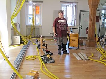 Trocknen ist Trumpf: Schläuche dominieren im Bürgeramt des Hallstadter Rathauses. Foto: Anette Schreiber