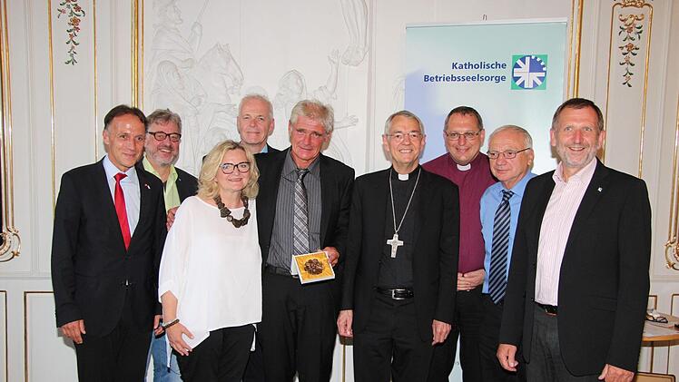 Das Bild zeigt (v. l.) den Vorsitzenden des DGB Oberfranken Matthias Eckardt, Betriebsseelsorger Norbert Jungkunz, die Betriebsratsvorsitzende der Kronacher Lebenshilfe Marie-Luise Loewel, Pfarrer Andreas Sauer, Tom Sauer, Erzbischof Ludwig Schick, den Weißenbrunner Pfarrer Christoph Theile, den stellvertretenden Vorsitzenden der humanitären Hilfe für Menschen in Not Willi Pechtold und Betriebsseelsorger Eckhard Schneider.  Foto: rg