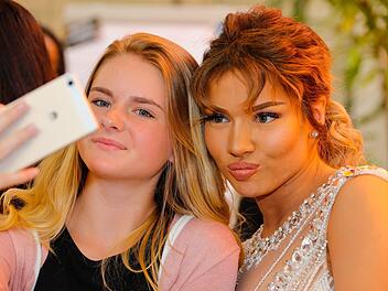Für viele Mädchen wurde am Freitag der Traum vom Erinnerungs-Selfy mit Shirin David wahr. Foto: Matthias Hoch