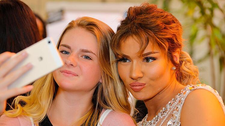 Für viele Mädchen wurde am Freitag der Traum vom Erinnerungs-Selfy mit Shirin David wahr. Foto: Matthias Hoch