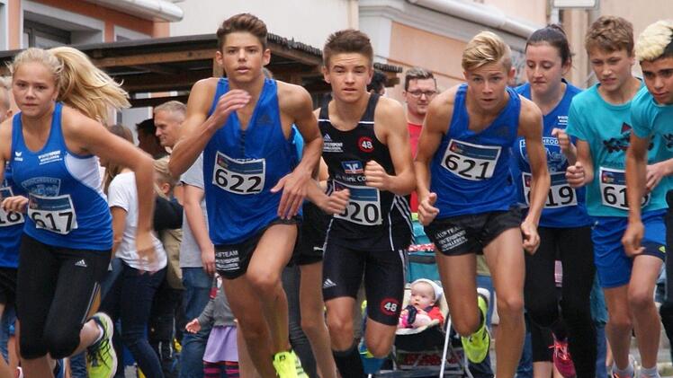 Unbändigen Ehrgeiz an den Tag legen vom Start weg die Jugendlichen beim Schülerlauf 2 über 1650 Meter. Foto: Mario Deller