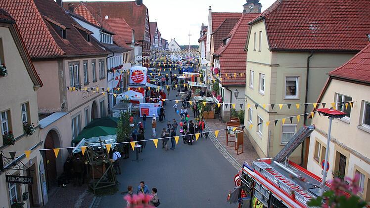 Der Blick vom Balkon des Turms, direkt über der Durchfahrt auf den Marktplatz