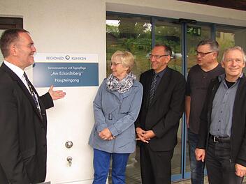 Das bisherige Mila-Gottfriedsen-Haus der einstigen Rotkeuzschwesternschaft Marienhaus Coburg gehört jetzt zum Regiomed-Verbund. Das kommt auch im neuen Namen zum Ausdruck "Seniorenzentrum und Tagespflege am Eckardtsberg". Unser Bild zeigt von links: Prokurist Hans Meißner vom Bereich Seniorenzentren und Wohnheime im Regiomed-Verbund, Angelika Beilein, im Seniorenbeirat "Patin" für das Seniorenzentrum am Eckardtsberg, Bürgermeister Thomas Nowak, Bernd Fischer, im Seniorenbeirat auch "Pate" für...