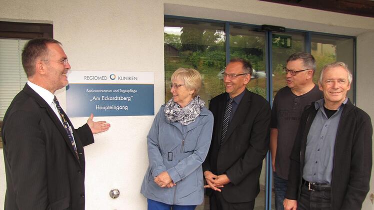 Das bisherige Mila-Gottfriedsen-Haus der einstigen Rotkeuzschwesternschaft Marienhaus Coburg gehört jetzt zum Regiomed-Verbund. Das kommt auch im neuen Namen zum Ausdruck "Seniorenzentrum und Tagespflege am Eckardtsberg". Unser Bild zeigt von links: Prokurist Hans Meißner vom Bereich Seniorenzentren und Wohnheime im Regiomed-Verbund, Angelika Beilein, im Seniorenbeirat "Patin" für das Seniorenzentrum am Eckardtsberg, Bürgermeister Thomas Nowak, Bernd Fischer, im Seniorenbeirat auch "Pate" für...