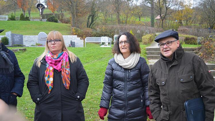 Bei der Ortsbesichtigung des Hauptausschusses erklärte der Nürnberger Geologe Joachim Rossmann das Hangwasser-Problem und stellte Lösungsmaßnahmen vor. Foto: Ronald Heck
