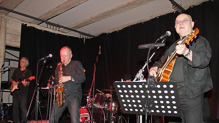 Die Tanzfläche vor der Bühne war den ganzen Abend belegt (Bild links). "MoJo" rockte, rollte und swingte, was das Zeug hielt (Bild rechts).  Fotos: Gerda Völk