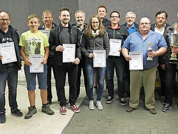 Bei der Siegerehrung (von links ) Klemens Kestel (Wiesmühle II), Sebastian Doppel (Jugendfeuerwehr), Dieter Knorr (Wiesmühle III), David Peter (Feuerwehr), Gunther Dressel (Wiesmühle I), Anika Förtsch (FFW Damen), Daniel Drews (Clubfreunde), Thomas Brückner (SV Reitsch), SKB-Vorsitzender Josef Porzelt, Stefan Welscher (bester Einzelschuss), Herbert Förtsch (SKB II) und Gerald Bayer (SKB I). Foto: eh