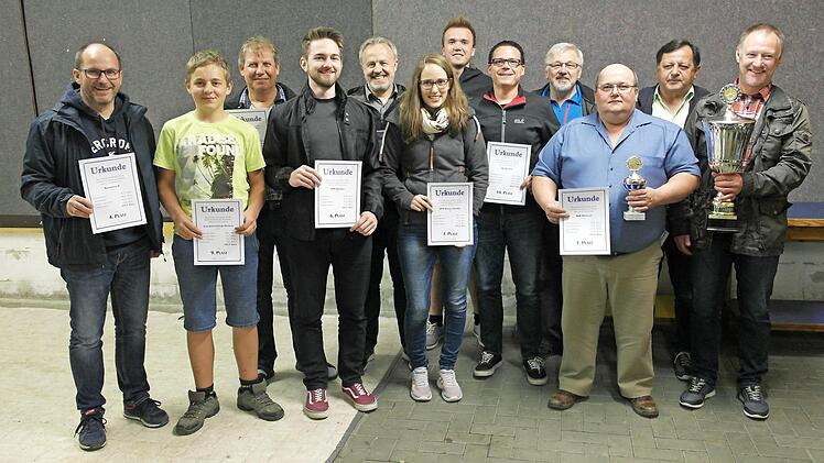 Bei der Siegerehrung (von links ) Klemens Kestel (Wiesmühle II), Sebastian Doppel (Jugendfeuerwehr), Dieter Knorr (Wiesmühle III), David Peter (Feuerwehr), Gunther Dressel (Wiesmühle I), Anika Förtsch (FFW Damen), Daniel Drews (Clubfreunde), Thomas Brückner (SV Reitsch), SKB-Vorsitzender Josef Porzelt, Stefan Welscher (bester Einzelschuss), Herbert Förtsch (SKB II) und Gerald Bayer (SKB I). Foto: eh