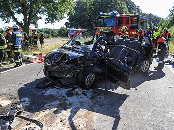 Zwei Frauen sind zwischen Trosdorf und T&uuml;tschengereuth mit ihren Autos frontal zusammengesto&szlig;en und erlitten schwere Verletzungen.  Foto: News5/Merzbach