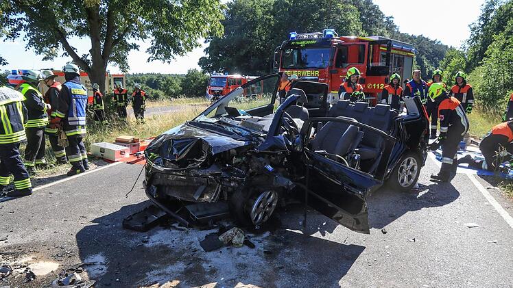 Zwei Frauen sind zwischen Trosdorf und T&uuml;tschengereuth mit ihren Autos frontal zusammengesto&szlig;en und erlitten schwere Verletzungen.  Foto: News5/Merzbach