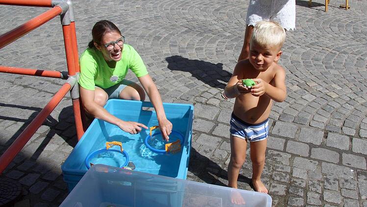 Der kleine Lewin nahm schon mal den Fotografen ins Visier.  Foto: Richard Sänger