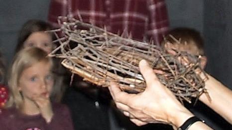 Auch die schweren Elemente der Passion Christi erfahren die Kinder.