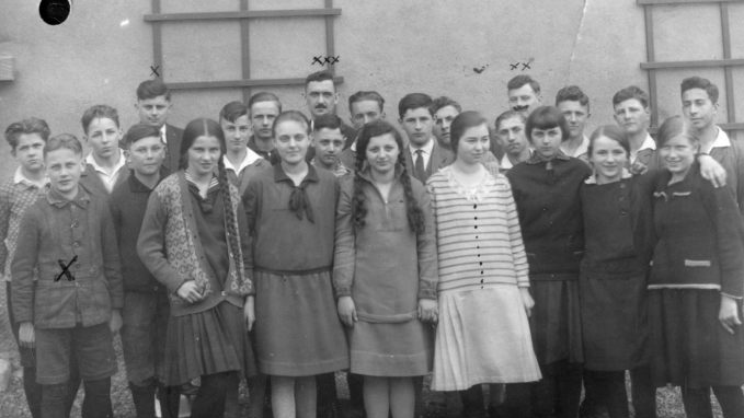 Das Bild zeigt eine Klasse im Schuljahr 1927/28 des Progymnasiums. Irma Kahn steht vorne,  das Mädchen mit den Zöpfen. Foto: Sammlung Mence