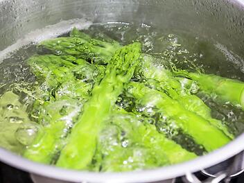 Spargel gibt es zwischen April und Juni als regionale Delikatesse.