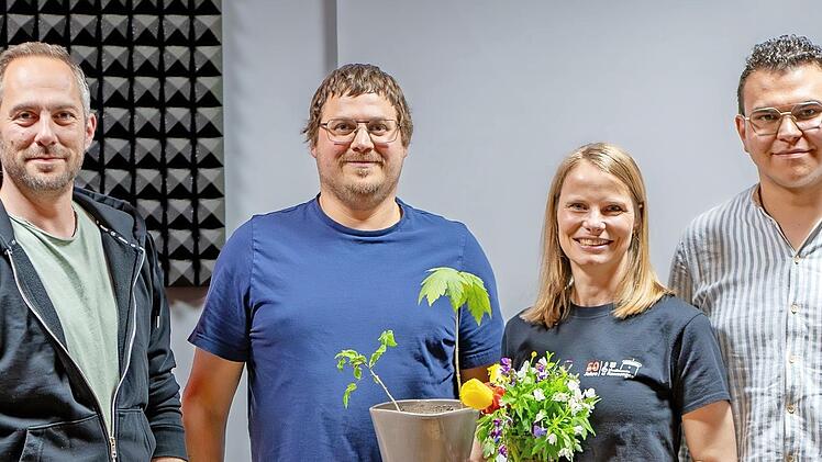 Der neue Vorstand bedankt sich bei der langj&auml;hrigen Vorsitzenden. Von links: Andreas K&ouml;blitz (Vorstand Nachwuchsarbeit), Dominic Wolf (Vorstand Wirtschaftsbetrieb), Bettina Bonengel (ehemalige Vorst&auml;ndin), Marvin Kiesel (Vorstand Operatives).