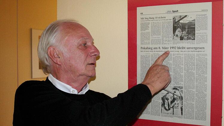 Erinnerung an den ersten Titel "seines" TTL Bamberg: Unternehmer Heinz Fuchs ließ sich den FT-Zeitungsausschnitt mit dem spektakulären Pokalsieg einrahmen.