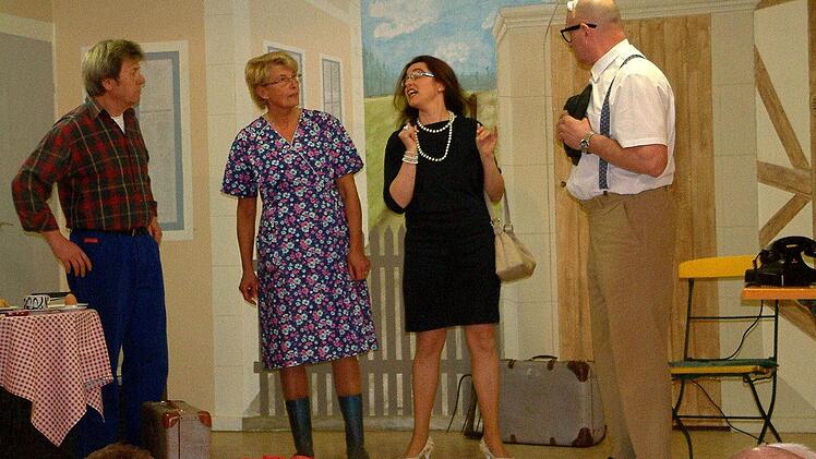 Bauer Pauls (Otto Lutz) Frau Magda (Helga Lenhardt) ist genau so geizig wie die Urlauberin Lore (Andrea Henz) und deren Mann Heinz (Wolfgang Saal, von links). Fotos: Alfons Beuerlein