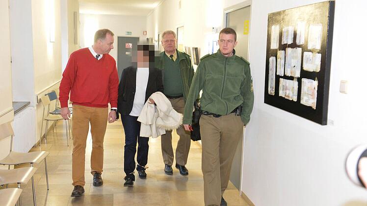Laut der Aussage der Tochter des Getöteten soll sich Wolfgang R. stark verändert haben, nachdem er mit Maria S. (Mitte) zusammenkam. Die 42-Jährige ist des Mordes angeklagt.  Foto: Ronald Rinklef