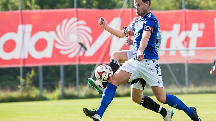 Der VfB Kulmbach verliert im Sommer gleich fünf Stammspieler, darunter seinen ehemaligen Kapitän Maximilian Wolharn (vorne). Foto: Alexander Muck