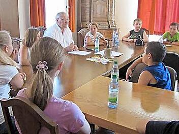 Die Königsberger Schüler stellten Bürgermeister Claus Bittenbrünn in der Schülerstadtratssitzung viele Fragen. Foto: Gerold Snater