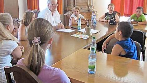 Die Königsberger Schüler stellten Bürgermeister Claus Bittenbrünn in der Schülerstadtratssitzung viele Fragen. Foto: Gerold Snater