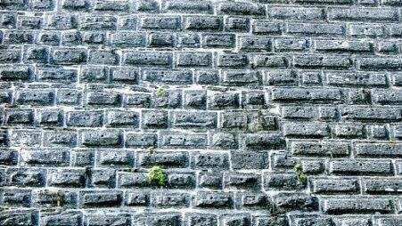 Stellenweise wurde die Festungsmauer auf unsicherem Terrain errichtet und musste geflickt werden, nachdem der Boden nachgegeben hatte. Die Nahtstellen zeigen Unregelmäßigkeiten im Mauerwerk. Foto: Marco Meißner