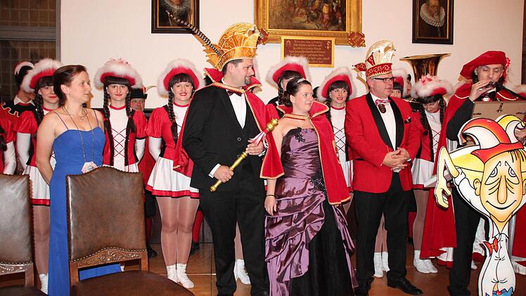 Großmeyster Sigi Meyer (rechts) führte das neue Prinzenpaar ein. Links die bisherige Prinzessin Silke II.  Foto: Friedwald Schedel