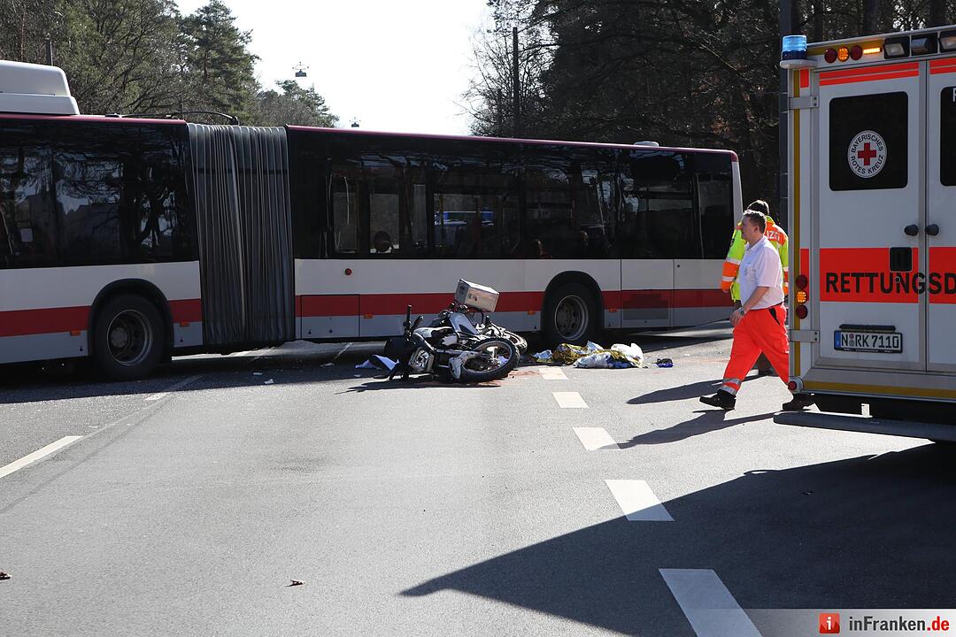 Tödlicher Unfall in Nürnberg: Motorrad kollidiert mit Linienbus