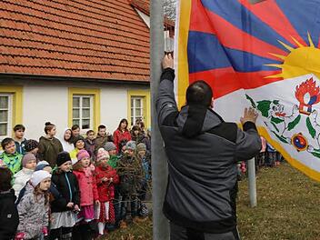Unter der Assistenz von 170 Schülerinnen und Schülern der Grund- und Mittelschule Breitengüßbach wurde vor dem Rathaus die tibetische Flagge gehisst.  Foto: Barbara Herbst