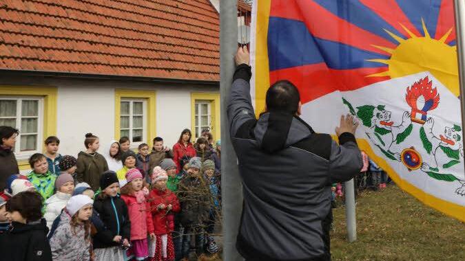 Unter der Assistenz von 170 Schülerinnen und Schülern der Grund- und Mittelschule Breitengüßbach wurde vor dem Rathaus die tibetische Flagge gehisst.  Foto: Barbara Herbst