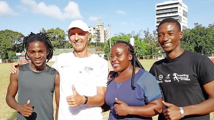 Peter Müller als begehrter Interview-Partner (oben) und im Kreis der Top-Athleten Mosambiks (unten, von links): 800-Meter-Läufer Mamba, Kugelstoßerin Salome und Creve, der die 400 Meter in unter 47 Sekunden läuft.