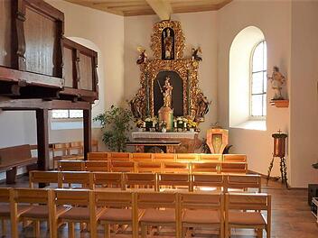 Gelungen ist die neue Ausstattung der St. Wolfgangskapelle mit Kniestühlen, die den Gläubigen zukünftig als Werktagskapelle dienen wird.Gerd Fleischmann