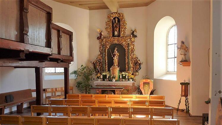 Gelungen ist die neue Ausstattung der St. Wolfgangskapelle mit Kniestühlen, die den Gläubigen zukünftig als Werktagskapelle dienen wird.Gerd Fleischmann