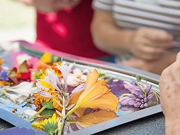 Sch&ouml;nheit f&uuml;r die Augen - Genuss f&uuml;r den Gaumen: Blumen sorgen nicht nur f&uuml;r optische H&ouml;hepunkte im Garten. Essbare Bl&uuml;ten wie die der Taglilie und der Ringelblume verfeinern mit ihren teilweise intensiven Aromen auch Gerichte und Getr&auml;nke. Foto: LWG Veitsh&ouml;chheim
