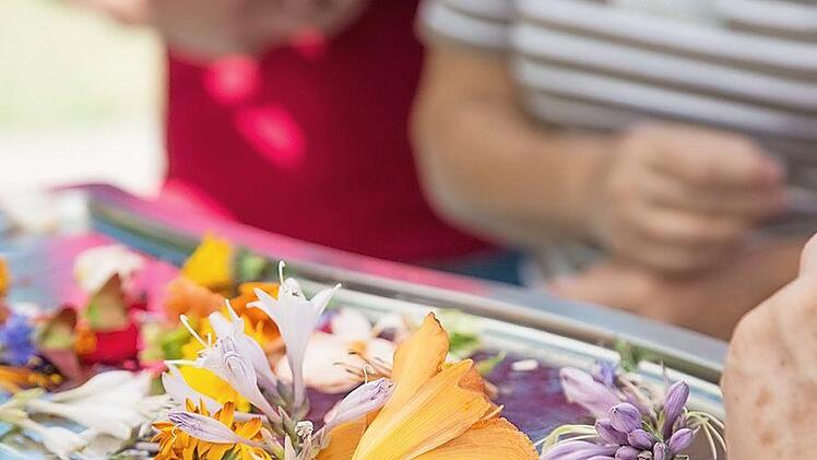 Sch&ouml;nheit f&uuml;r die Augen - Genuss f&uuml;r den Gaumen: Blumen sorgen nicht nur f&uuml;r optische H&ouml;hepunkte im Garten. Essbare Bl&uuml;ten wie die der Taglilie und der Ringelblume verfeinern mit ihren teilweise intensiven Aromen auch Gerichte und Getr&auml;nke. Foto: LWG Veitsh&ouml;chheim
