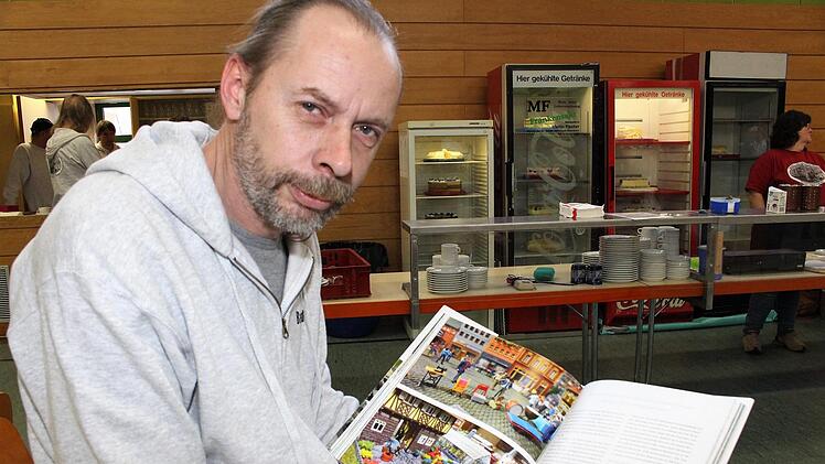 Zum ersten Mal hält Bernd Deinlein aus Birkach, Gemeinde Frensdorf, das neue Buch über die schönsten Modellbahnen in der Hand. Darin ist auf etlichen Seiten auch seine eigene Anlage zu sehen.