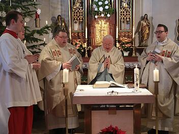 Am Altar (v. l.): Pfarrer Michael Gehret, Pater Gerhard Löffler und Kaplan Tobias Fehn  Foto: Franz Galster