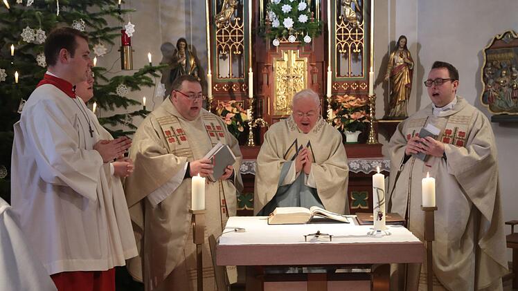 Am Altar (v. l.): Pfarrer Michael Gehret, Pater Gerhard Löffler und Kaplan Tobias Fehn  Foto: Franz Galster
