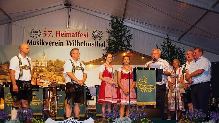 Ehrung für die beiden Nachwuchstalente (von links) Hanna Vogel und Lina Münzel.