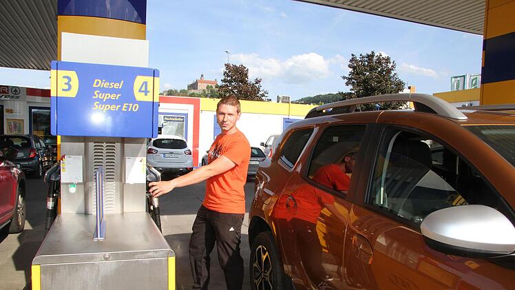 Daniel Worsch (32) hat nur ein bisschen aufgetankt: f&uuml;r 15 Euro hat er Super in sein Auto gef&uuml;llt. Der Tankvorgang war so schnell beendet wie nie. Der 32j&auml;hrige mag sich aber nicht aufregen. "Man ist es doch mittlerweile gewohnt", sagt er. Foto: S...