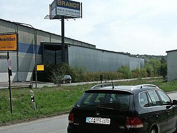 Die Carl-Brandt-Straße in Niederfüllbach (im Hintergrund) soll an die Kreisstraße CO12 (vorne) angebunden werden. Dieses Vorhaben ist seit weit mehr als zehn Jahren ein Thema im Gemeinderat.