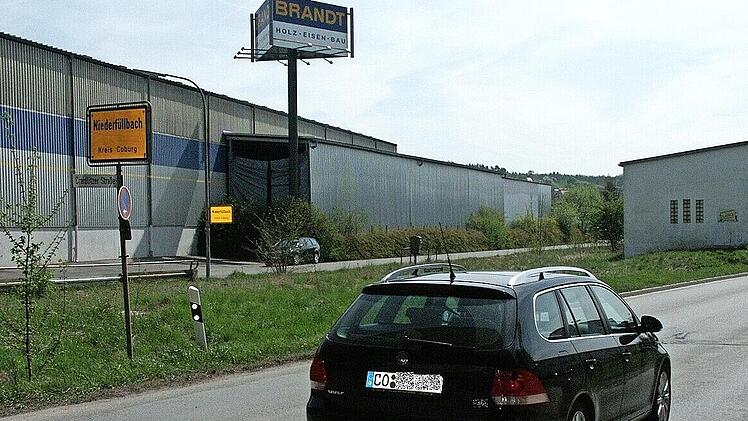 Die Carl-Brandt-Straße in Niederfüllbach (im Hintergrund) soll an die Kreisstraße CO12 (vorne) angebunden werden. Dieses Vorhaben ist seit weit mehr als zehn Jahren ein Thema im Gemeinderat.