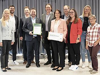 Bei der Zertifizierung: (v.li.): Ilona Birner ( AOK), Patrick Heusinger (AOK), Christoph Zimmermann, Michael Landgraf, Klaus Knorr (AOK), Helga Knopf, Fabian Stallwitz, Laura Bauer, Manuela Lauterbach und Renate Guist