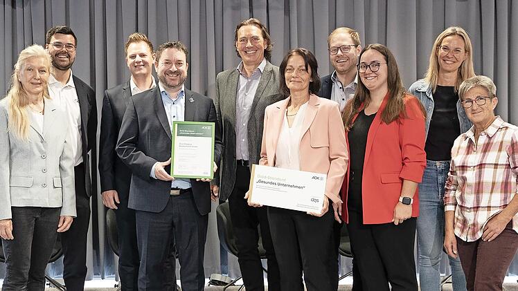 Bei der Zertifizierung: (v.li.): Ilona Birner ( AOK), Patrick Heusinger (AOK), Christoph Zimmermann, Michael Landgraf, Klaus Knorr (AOK), Helga Knopf, Fabian Stallwitz, Laura Bauer, Manuela Lauterbach und Renate Guist