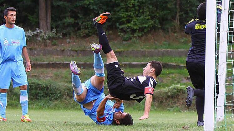 Drunter und dr&uuml;ber! Aber das "Bruderduell" zwischen T&uuml;rkg&uuml;c&uuml;  II und Anadoluspor blieb im Gegensatz zur Partie zwischen  Bosporus Coburg und TSV Bad Rodach  fair. Hier liefern sich die  Kapit&auml;ne einen "Bodenkampf". Fotos: Albert H&ouml;chst&auml;dter