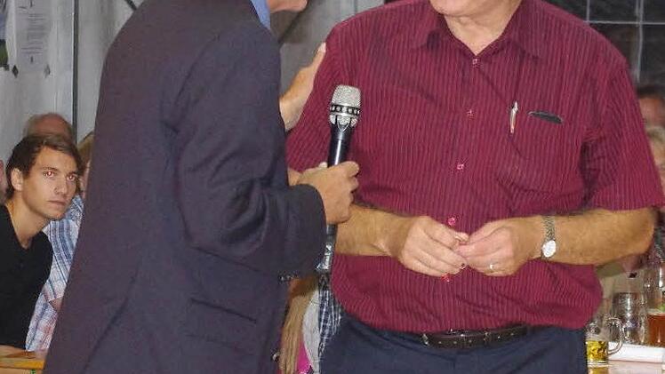 Landrat Oswald Marr bedachte Roland Schönmüller mit dem Schlüsselanhänger des Landkreises Kronach.